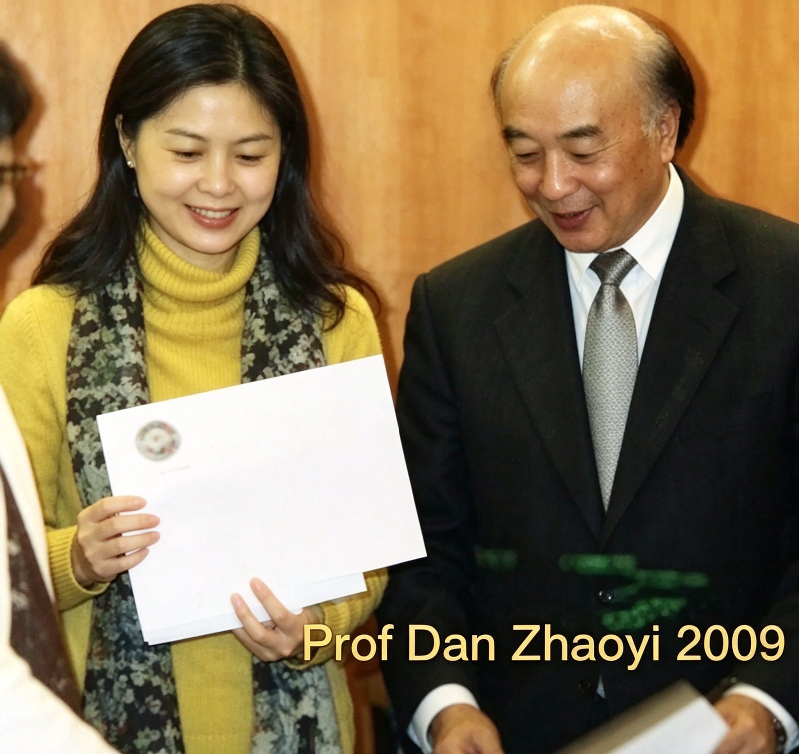 Ms Liping teaching a student